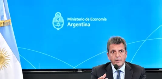 El ministro de Economía nacional, Sergio Massa, anunció que este martes comienza un proceso de recompra de deuda externa por más de mil millones de dólares.