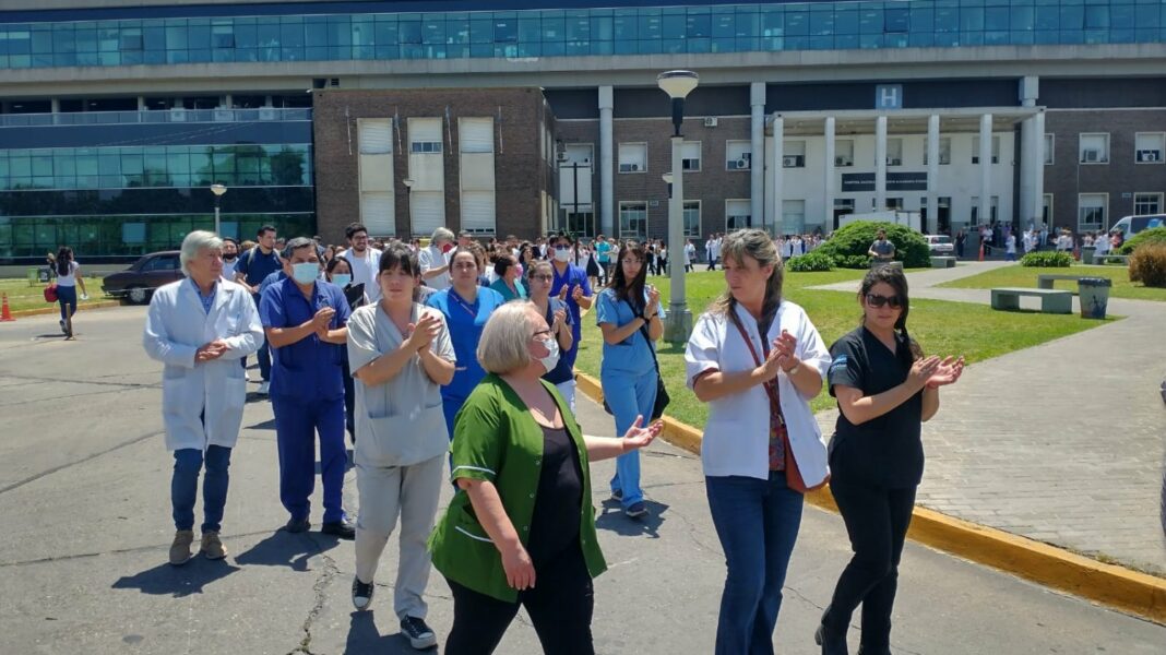 Los médicos del Hospital Posadas paran por 48 horas disconformes con el cierre de la paritaria 2022, pese a los festejos de Kreplak.