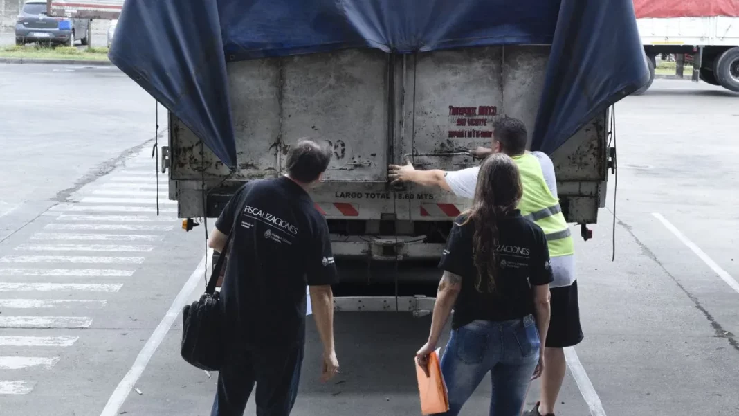Los diputados bonaerenses de Juntos salieron a repudiar que los camioneros y piqueteros se hagan cargo de los controles de precios. “Esto pasa cuando no hay un plan económico”, fustigaron.