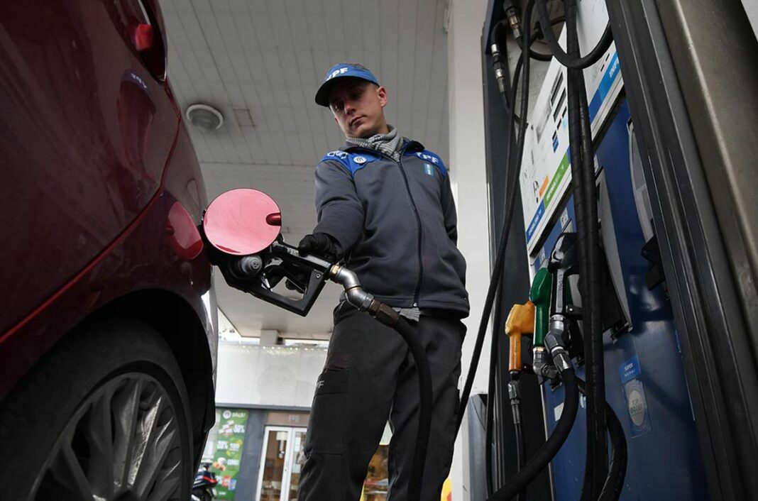 La empresa estatal YPF aumentó este sábado el precio de la nafta y el gasoil hasta un 10%.