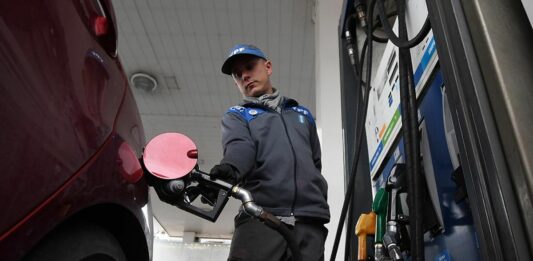 La empresa estatal YPF aumentó este sábado el precio de la nafta y el gasoil hasta un 10%.