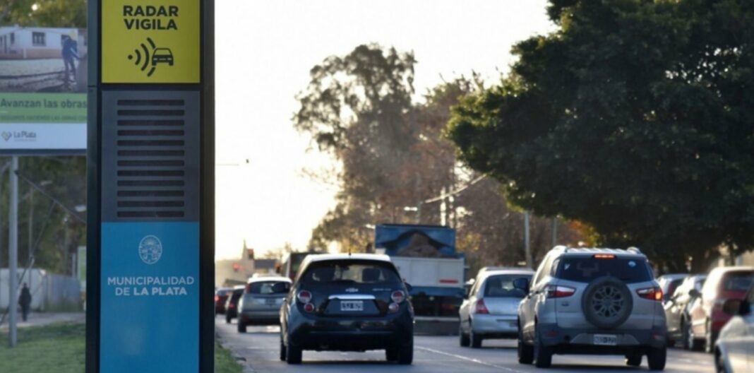 En La Plata durante el 2022 se labraron más de 20 mil multas de tránsito. Cuáles son las infracciones más comunes.