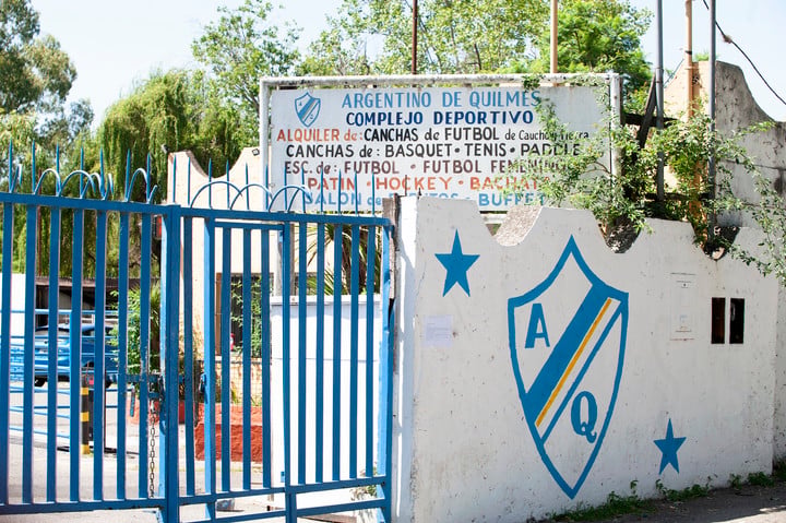 La fachada del club de Quilmes donde fue encontrado el concejal asesinado. 