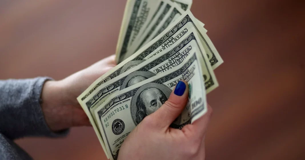 El dólar blue aumentó por sexta jornada consecutiva. Este vieres cerró en $369 para la venta, anotó otro récord y a lo largo de la semana escaló $15.