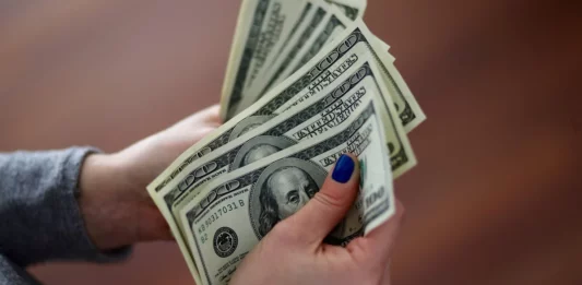 El dólar blue aumentó por sexta jornada consecutiva. Este vieres cerró en $369 para la venta, anotó otro récord y a lo largo de la semana escaló $15.