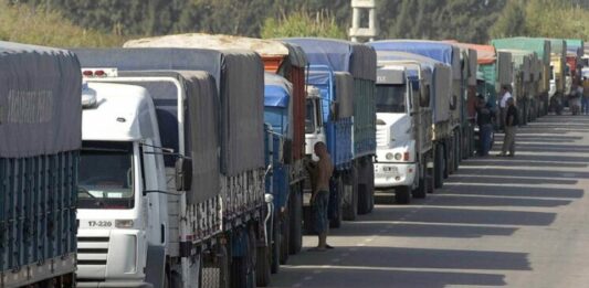 La Dirección de Vialidad de la provincia de Buenos Aires restringirá la circulación de camiones en las rutas bonaerenses por el recambio turístico.