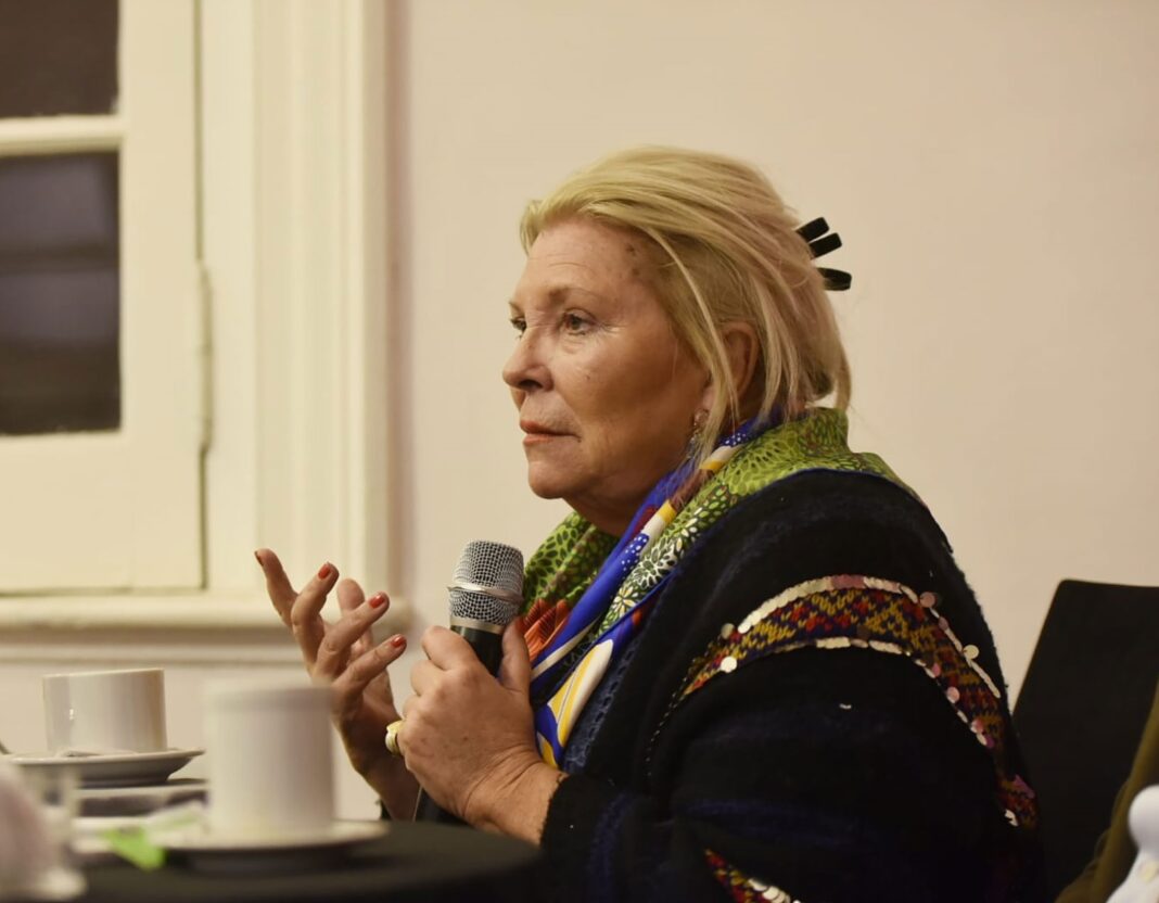 Con el respaldo de los legisladores de la Coalición Cívica, Elisa Carrió denunció al Gobierno ante la OEA por el pedido de juicio a la Corte.