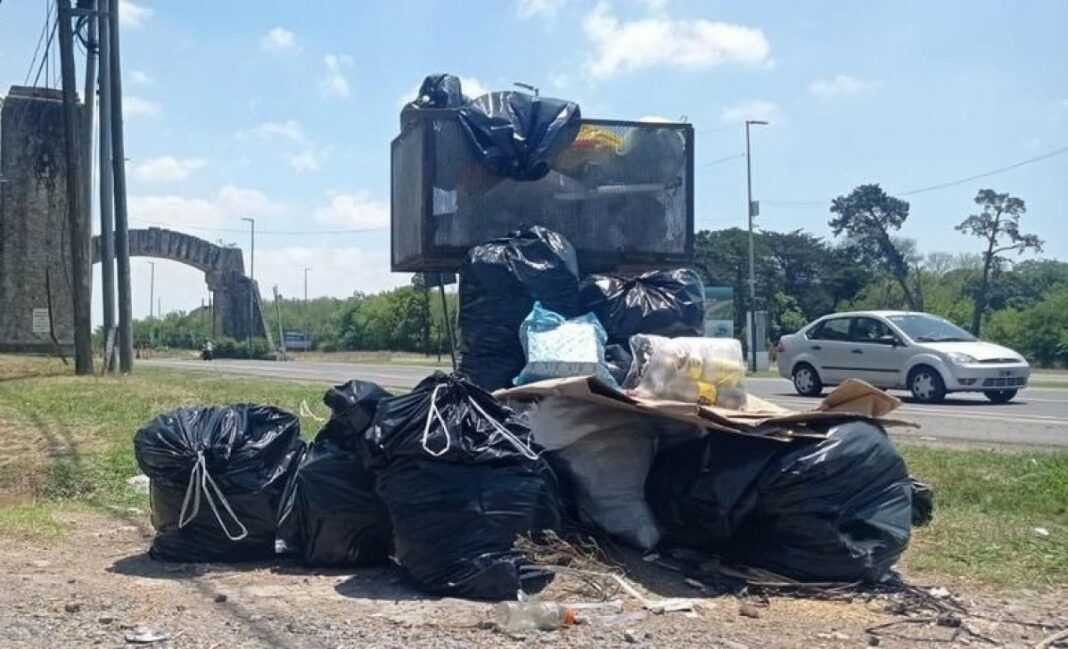 Los trabajadores del Parque Pereyra de La Plata denunciaron en las redes sociales a un country de City Bell por usar el espacio verde como “basurero”.