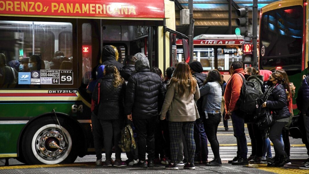A partir de la noche de este martes 10 de enero, más de 100 líneas de colectivos del AMBA reducirán sus servicios nocturnos en un 50%. Enterate cuáles son.