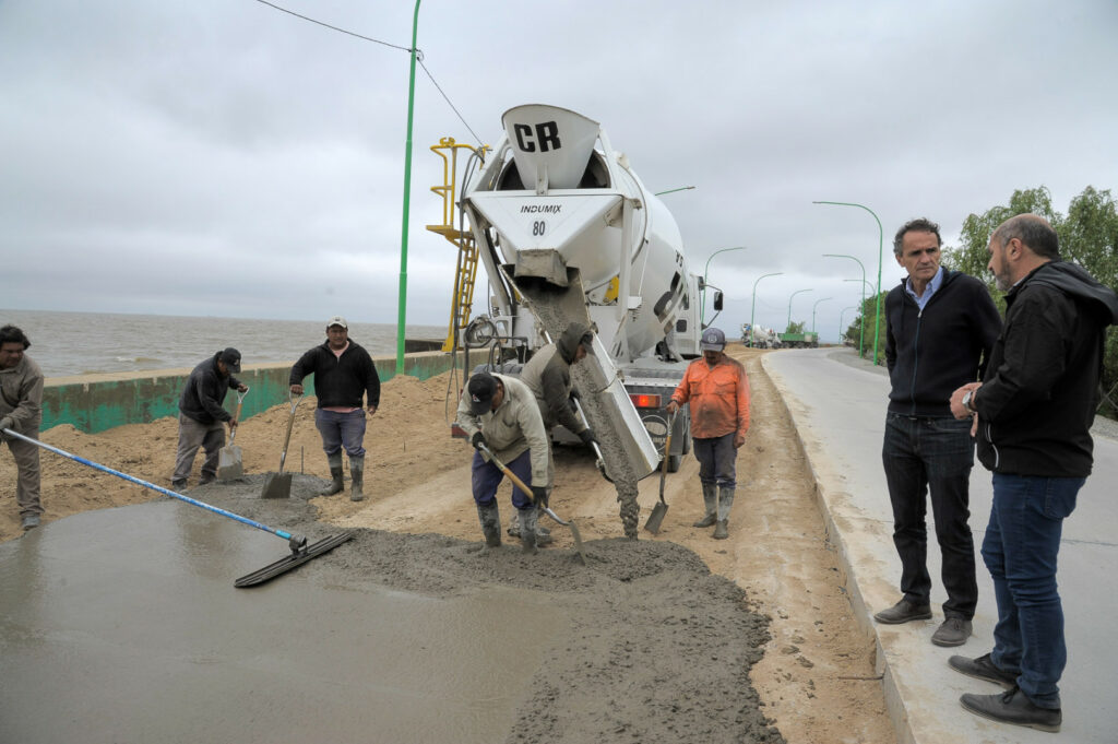 Mario Secco y Gabriel Katopodis en una recorrida por las obras del paseo costero de Ensenada. 