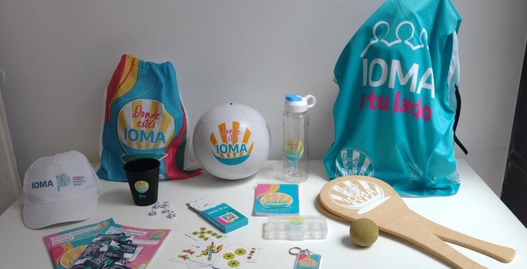 Los kits playeros que distribuye el IOMA en las 14 regiones de la provincia. 