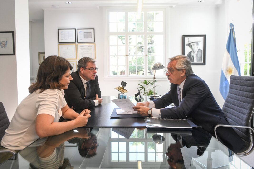 El presidente le entregó el texto de juicio político a la Corte Suprema a los legisladores oficialistas Germán Martínez y Carolina Gaillard.