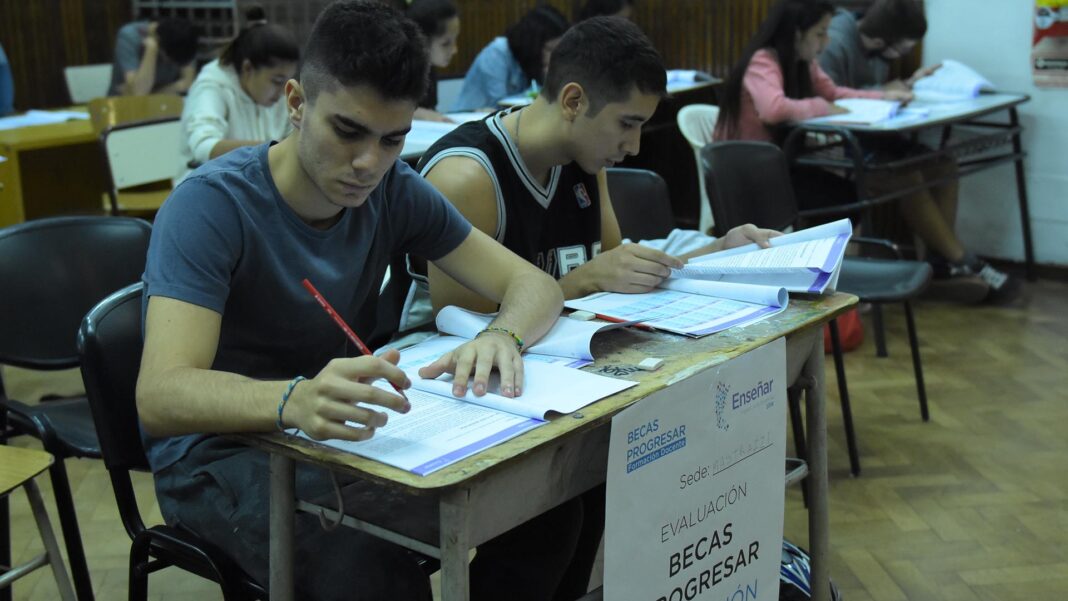 El Gobierno nacional aumentó a $9.000 las becas Progresar para estudiantes.