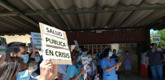 Médicos del Hospital Penna de Bahía Blanca dieron a conocer a la comunidad los graves problemas de personal y de salarios que atraviesan desde antes de la pandemia.
