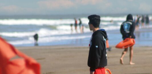 Según precisaron desde el Partido de La Costa, el servicio de guardavidas contará con 240 puestos en las 14 localidades.