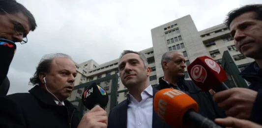 El ministro bonaerense y jefe camporista, Andrés “Cuervo” Larroque sugirió que hay sectores del Frente de Todos que también quieren proscribir a Cristina Kirchner.