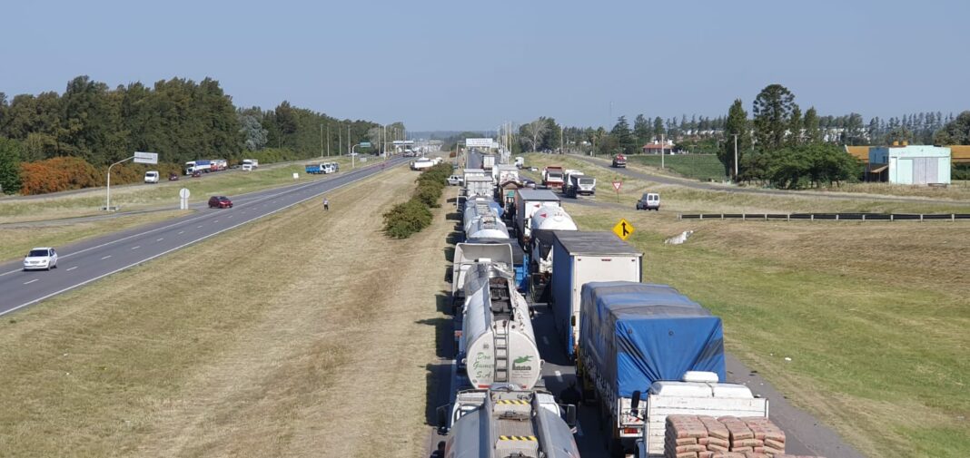 Los transportistas bloquean la ruta 9 a la altura de San Pedro en reclamo de que se cumplan con las tarifas reguladas por el Gobierno.