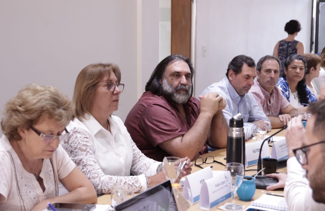 Los gremios de los docentes bonaerenses aceptaron formalmente el 40% de aumento salarial que les ofreció Kicillof para el primer semestre del año.