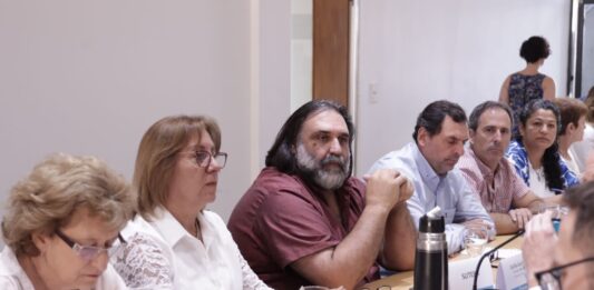 Los gremios de los docentes bonaerenses aceptaron formalmente el 40% de aumento salarial que les ofreció Kicillof para el primer semestre del año.