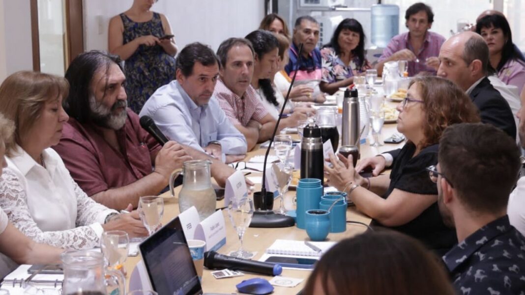 Los docentes bonaerenses evalúan aceptar la oferta de Kicillof por las paritarias 2023, por lo que las clases comenzarían normalmente.