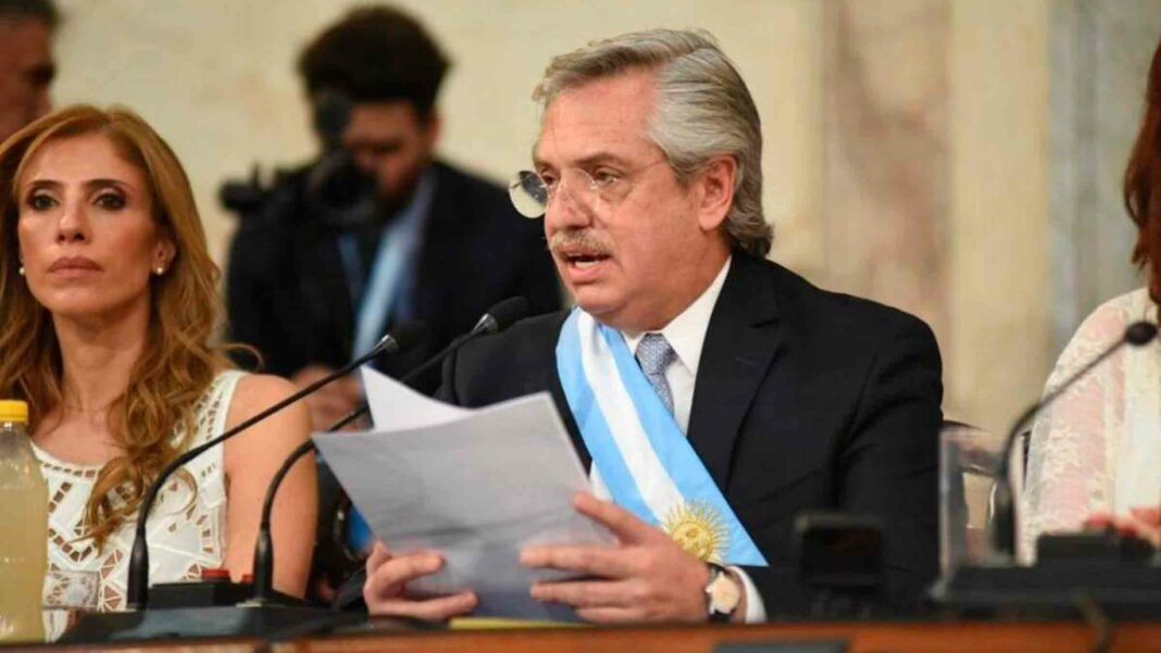 Alberto Fernández prepara el discurso que pronunciará ante la Asamblea Legislativa en la apertura de las sesiones ordinarias del Congreso nacional.