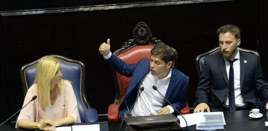 Luego de casi una hora de reunión, Kicillof decidió suspender su discurso debido al corte masivo de luz. ¿Cuándo y a qué hora hablará el Gobernador?