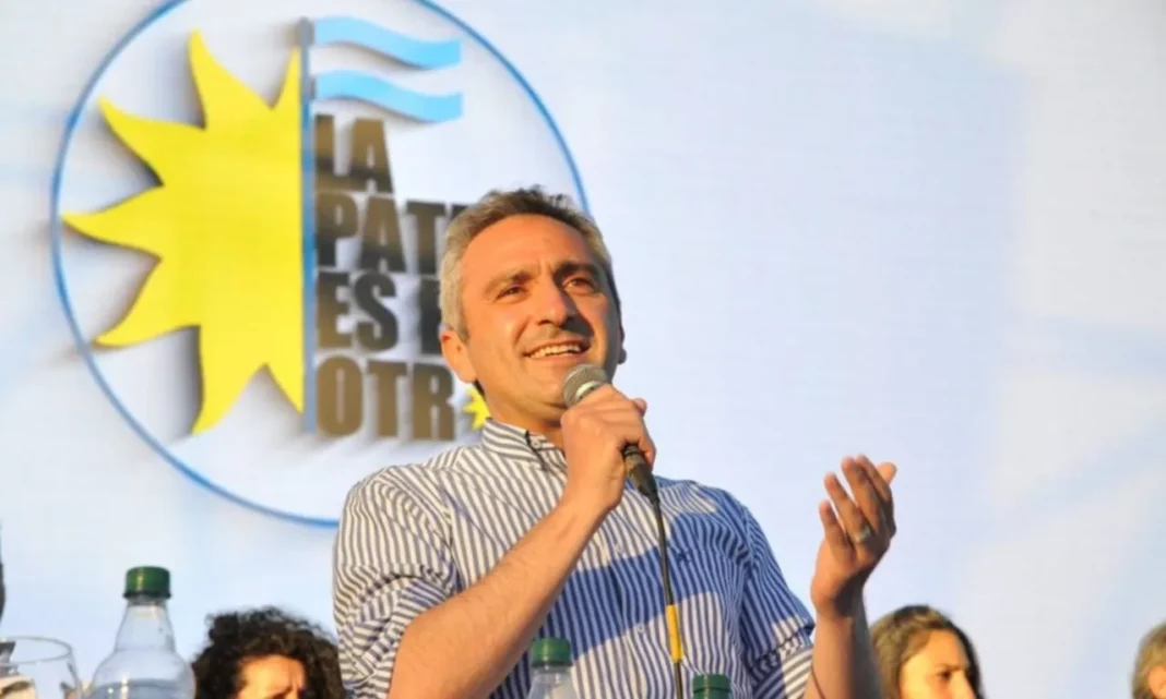 El próximo 11 de marzo, el Cuervo Larroque relanzará en Avellaneda La Patria es el Otro, una agrupación que responderá exclusivamente a él.