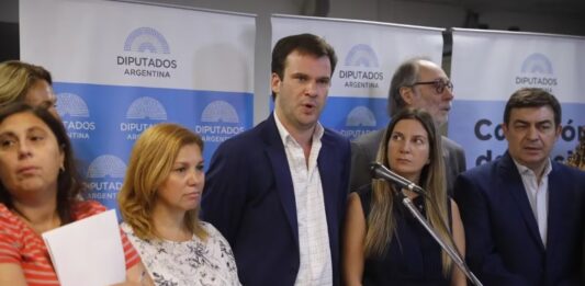 Antes de que comiencen a declarar los testigos citados para este jueves, los diputados opositores vaciaron la comisión que trata el juicio a la Corte.