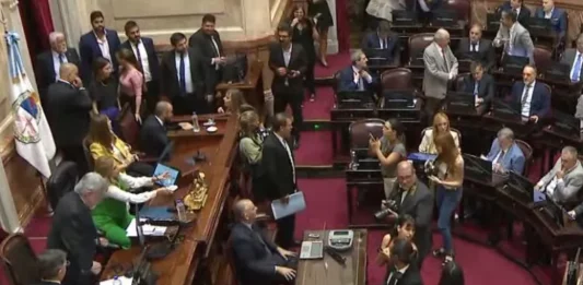 Sin la presencia de Cristina Kirchner y con un nuevo bloque, el senado realizó su sesión parlamentaria para ratificar sus autoridades.