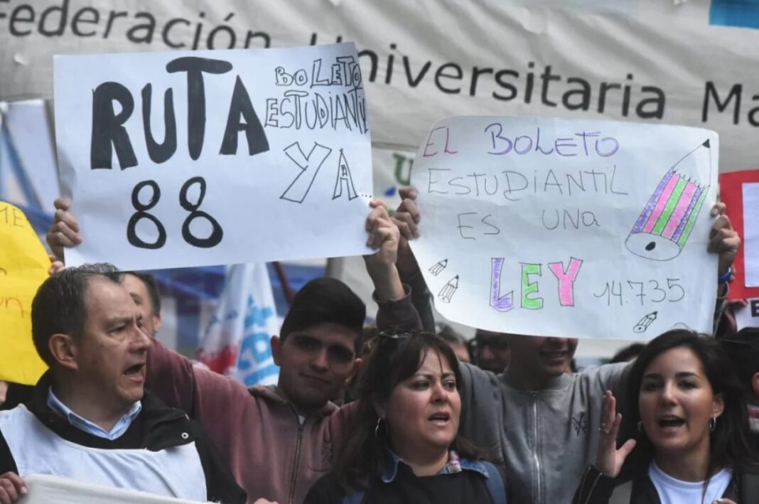El bloque radical del Concejo Deliberante de Mar del Plata criticó al Ejecutivo de Kicillof por la demora en la implementación del boleto estudiantil.