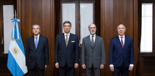 La Corte Suprema suspendió las elecciones de este domingo en San Juan y Tucumán al impugnar como inconstitucional las candidaturas de Juan Manzur y Sergio Uñac.