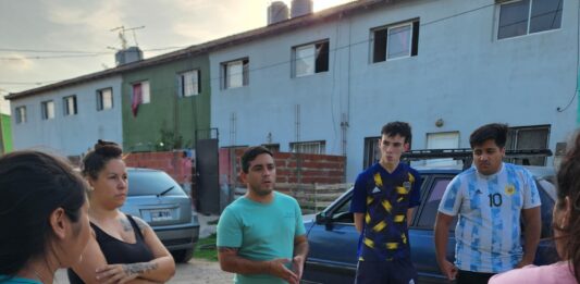 El concejal y precandidato a intendente por la UCR, Matías Nanni, planilla en mano salió por los barrios a juntar firmas ante la inacción de Cagliardi.