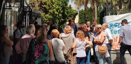 Afiliados autoconvocados del IOMA le reclamaron en persona a Kicillof por la falta de cobertura médica que arrastran hace meses.