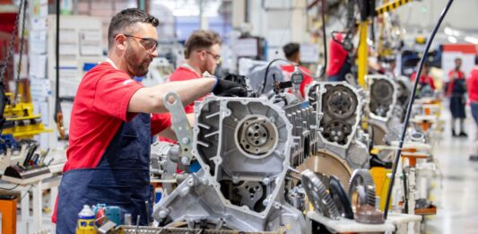 La Unión Industrial Argentina (UIA) informó que la actividad industrial se desplomó un 14,1% en abril. De esta manera, el balance del primer cuatrimestre registra una caída del 12,4%.