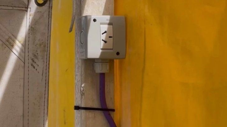 La primera carpa apta para personas electrodependientes se instaló en el balneario 12 del complejo de Punta Mogotes de Mar del Plata. 