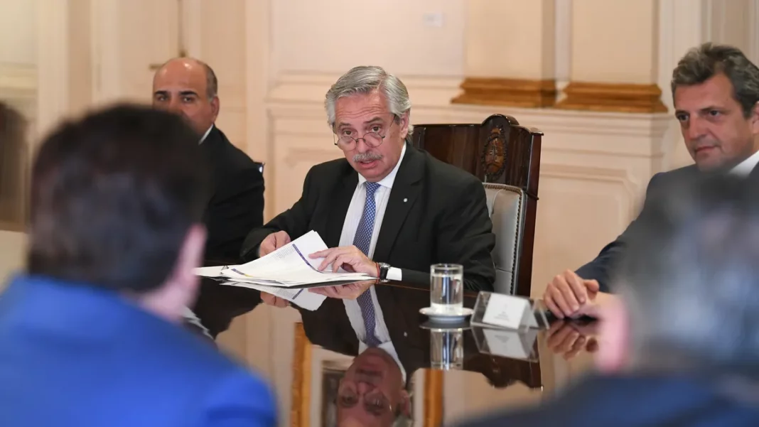 Después de la cumbre bonaerense en Merlo y de las tensiones por la “mesa electoral”, Alberto Fernández se reúne con intendentes en una “contracumbre”.