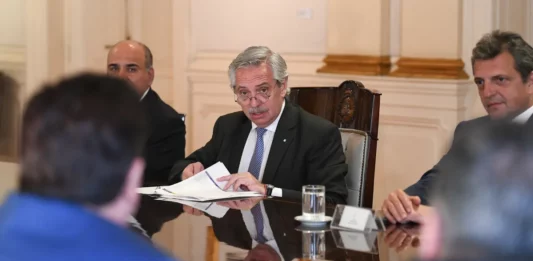 Después de la cumbre bonaerense en Merlo y de las tensiones por la “mesa electoral”, Alberto Fernández se reúne con intendentes en una “contracumbre”.