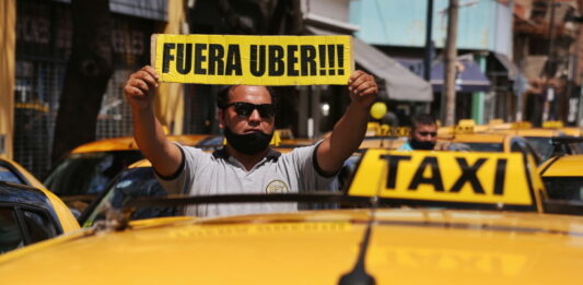 Luego de que Montenegro rechace una reunión para resolver el conflicto con los taxistas, los choferes se reunirán en las próximas horas para definir un plan de lucha.