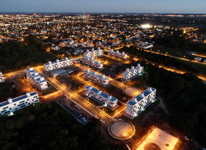 Alberto Fernández entrega la vivienda 85.000 del plan PROCREAR II en Paraná, Entre Ríos, junto al gobernador Gustavo Bordet.