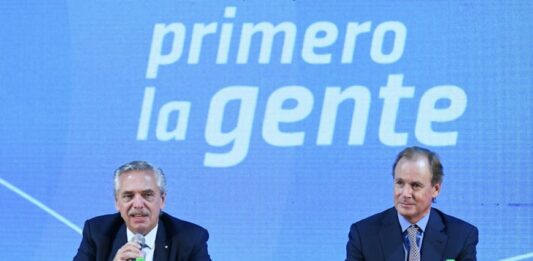 Alberto Fernández entrega la vivienda 85.000 del plan Procrear II en Paraná, Entre Ríos, junto al gobernador Gustavo Bordet.
