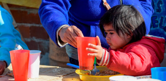 Los precios de los alimentos en los barrios populares treparoin 6,2% en enero. Cuáles son los productos que más subieron.