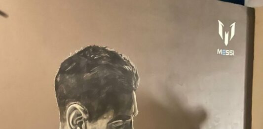 Luego del titulo mundial en Qatar, un vecino de Bahía Blanca cumplió la promesa de pintar un mural de Lionel Messi en una pared de su casa.