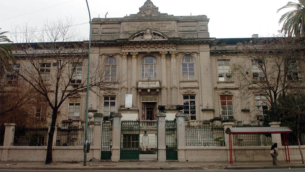 En el reverso del billete de $ 2.000 se representa al edificio del Instituto Nacional de Microbiología Dr. Carlos G. Malbrán.