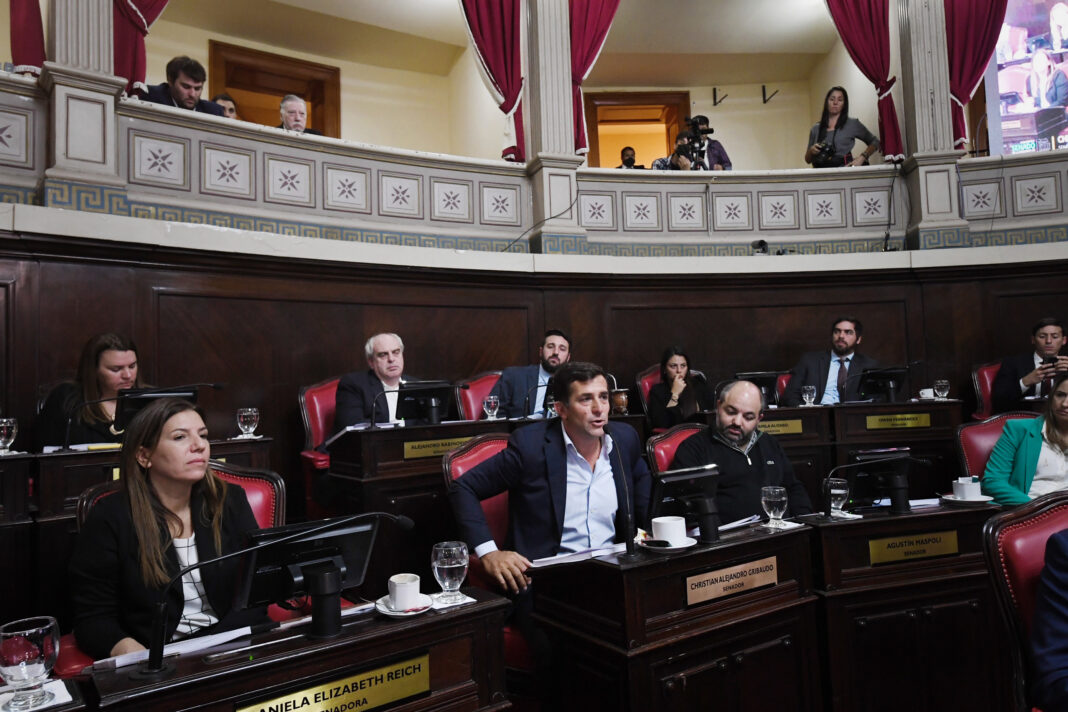 El ministro de Gobierno bonaerense, Carlos Bianco, chicaneó por el IOMA y los legisladores de la oposición salieron a pegarle en fila. “¡Que sorpresa que laburen en enero”, ironizó.