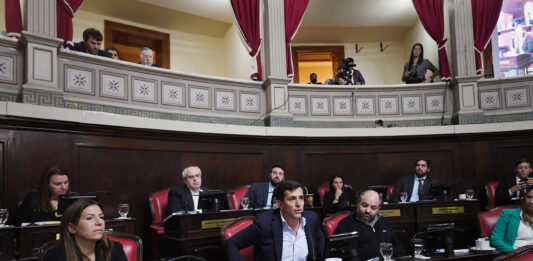 El ministro de Gobierno bonaerense, Carlos Bianco, chicaneó por el IOMA y los legisladores de la oposición salieron a pegarle en fila. “¡Que sorpresa que laburen en enero”, ironizó.