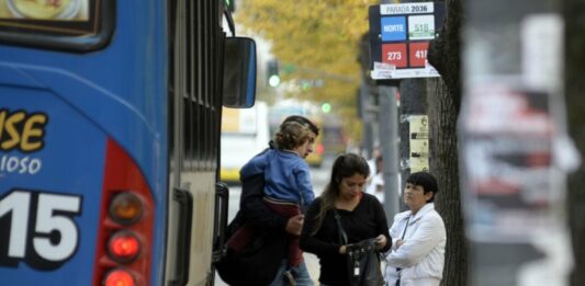 Los pasajes de colectivos y trenes del AMBA aumentarán en las próximas horas. Enteráte cuándo y cuánto costará viajar.