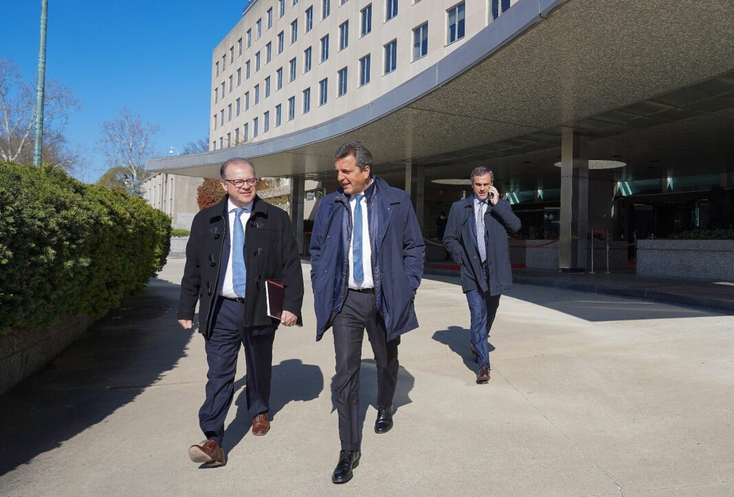 Sergio Massa, junto a Guillermo Michel y Leonardo Madcur, saliendo esta mañana del Departemento de Estado