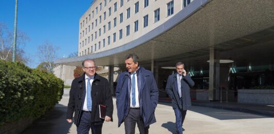 Sergio Massa, junto a Guillermo Michel y Leonardo Madcur, saliendo esta mañana del Departemento de Estado
