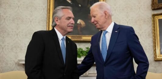Alberto Fernández llamó a Biden "peronista" y comparó a Javier Milei con Adolf Hitler.