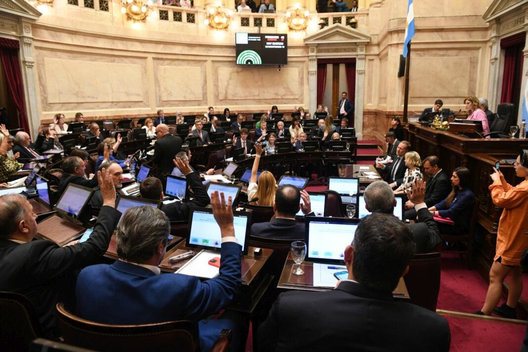 Avanzan en el Senado bonaerense las distinciones a Osvaldo Zubeldía y a Marcela 